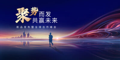女子听到摄像头传出口哨声